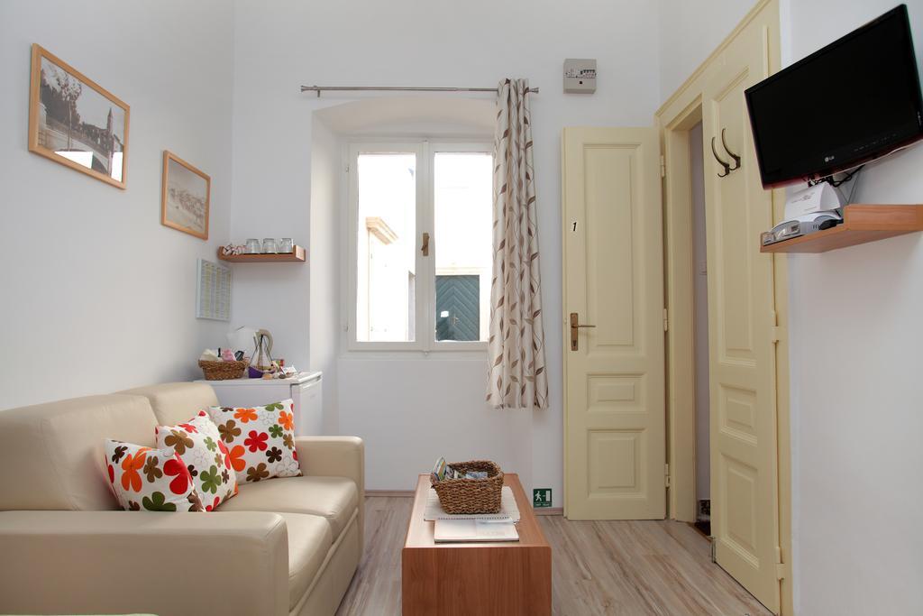 Room Mira Трогир Екстериор снимка