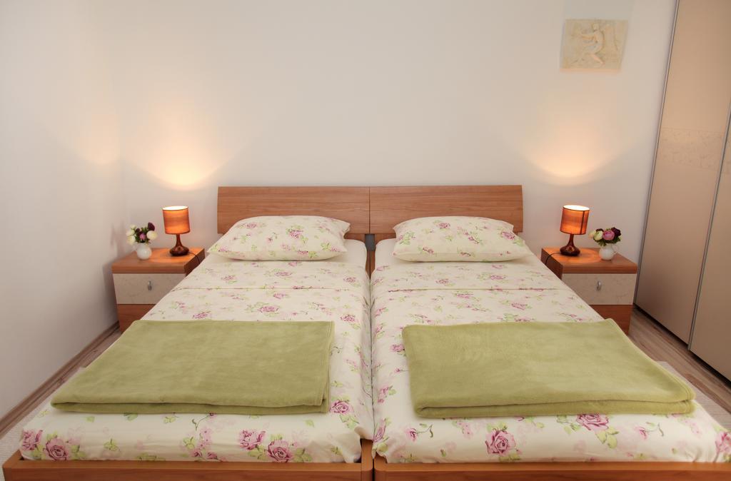 Room Mira Трогир Екстериор снимка